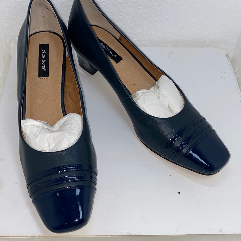Auditions women size 8M black classy pump
